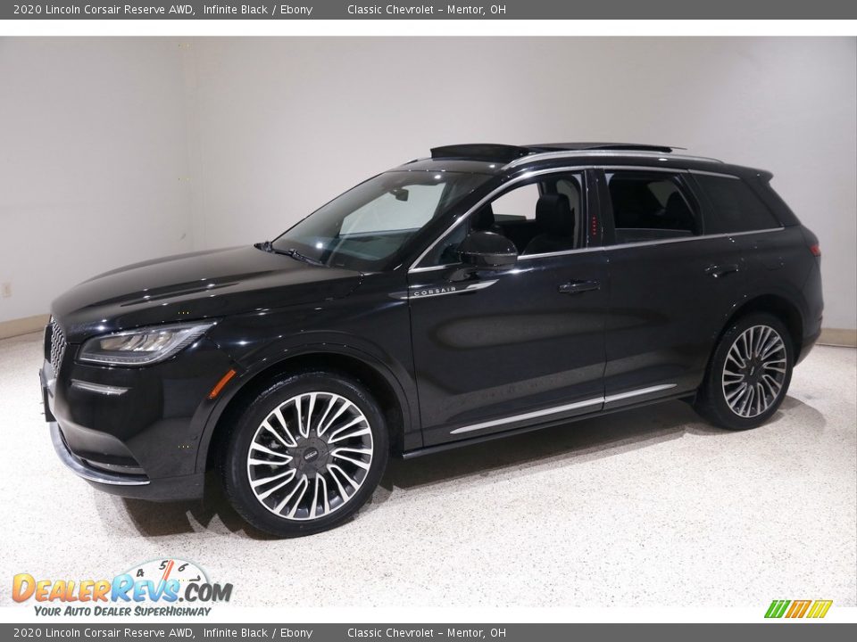 Front 3/4 View of 2020 Lincoln Corsair Reserve AWD Photo #3