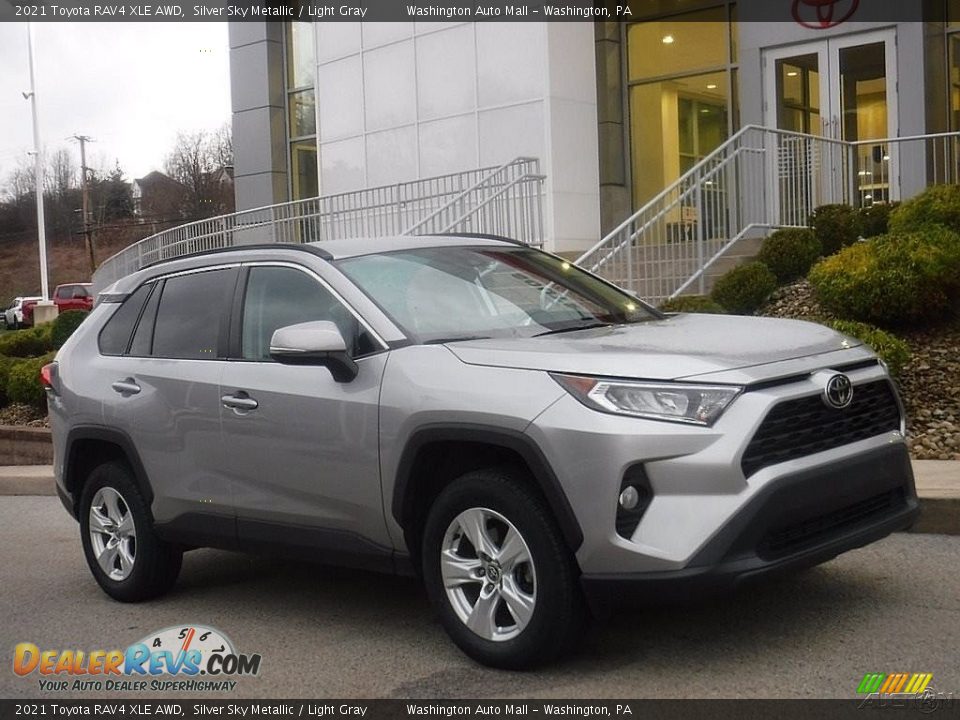 Front 3/4 View of 2021 Toyota RAV4 XLE AWD Photo #1