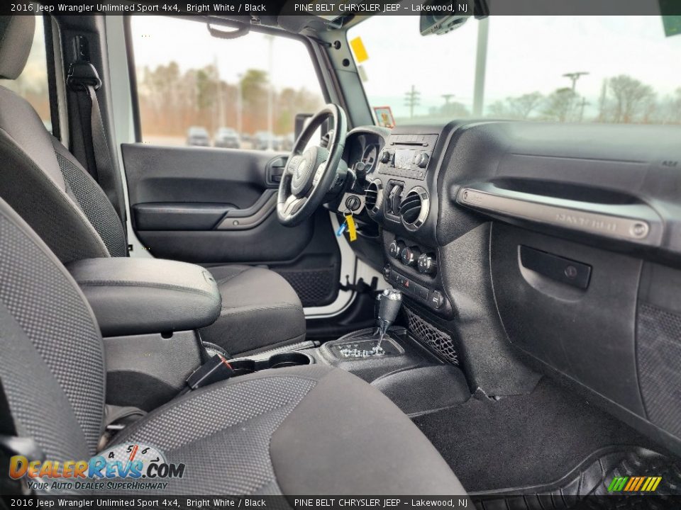 2016 Jeep Wrangler Unlimited Sport 4x4 Bright White / Black Photo #21