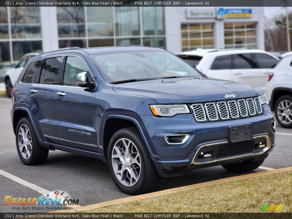 Front 3/4 View of 2021 Jeep Grand Cherokee Overland 4x4 Photo #3