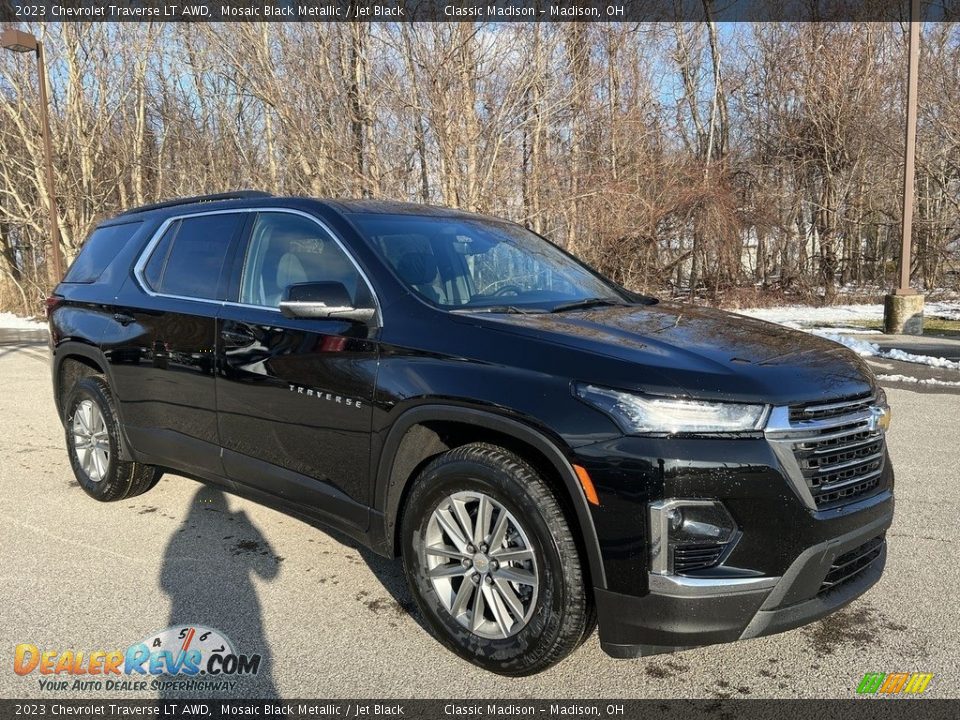 Front 3/4 View of 2023 Chevrolet Traverse LT AWD Photo #4