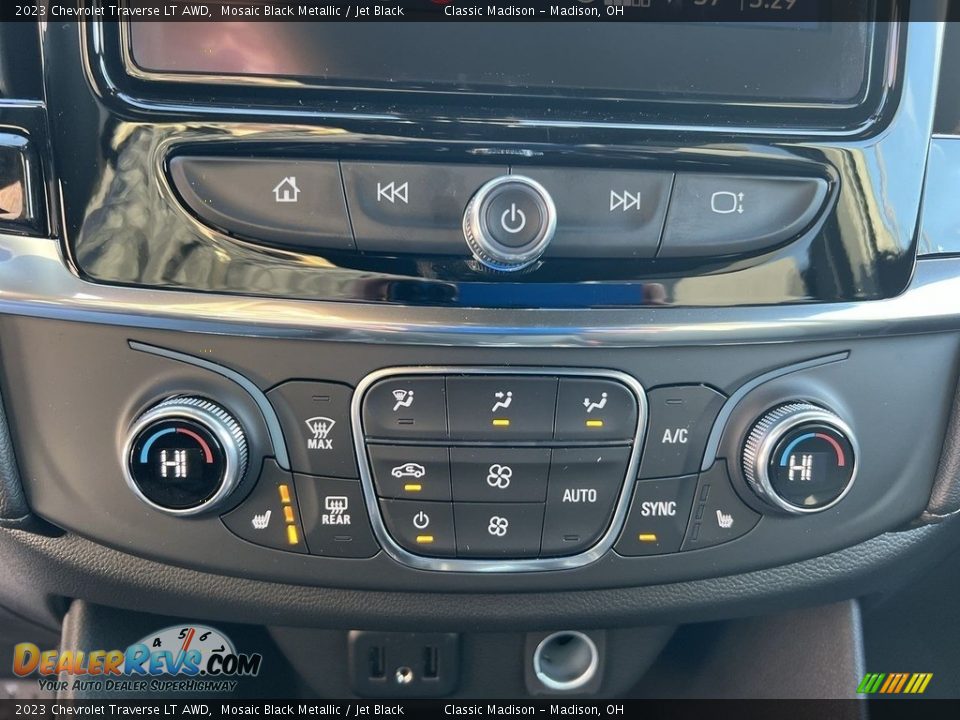 Controls of 2023 Chevrolet Traverse LT AWD Photo #13
