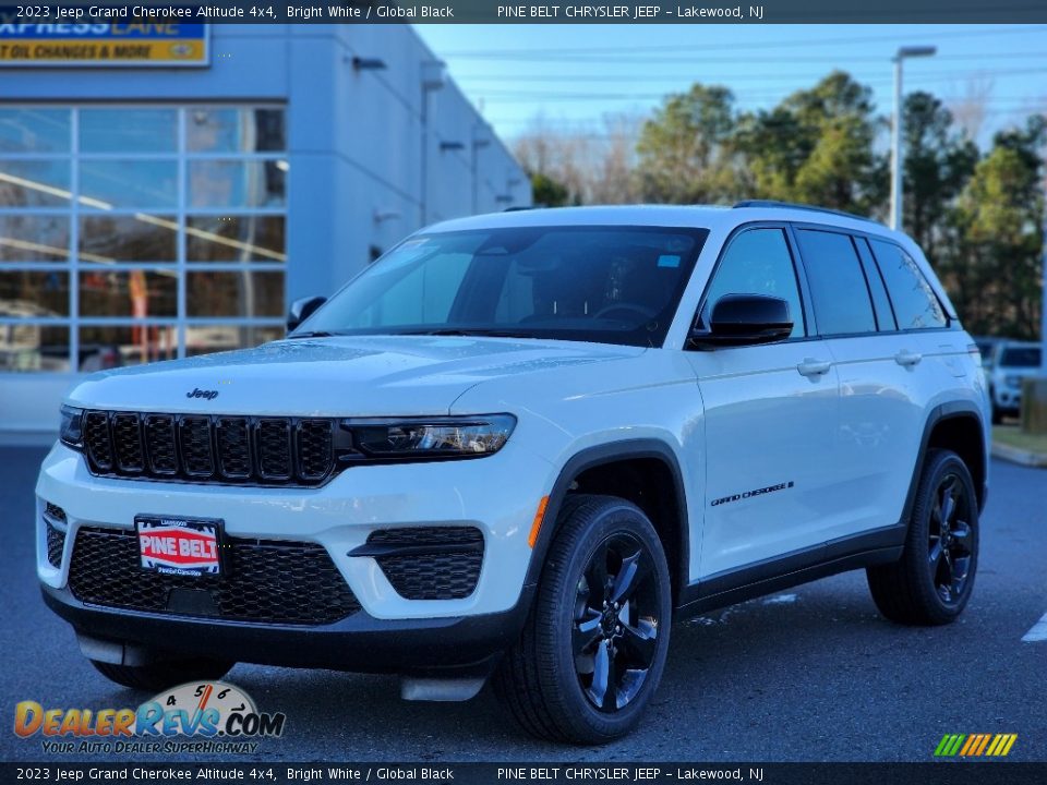 2023 Jeep Grand Cherokee Altitude 4x4 Bright White / Global Black Photo #1