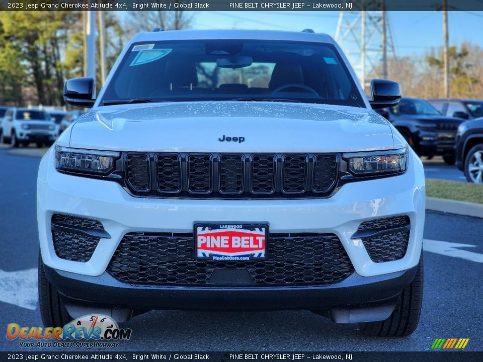 2023 Jeep Grand Cherokee Altitude 4x4 Bright White / Global Black Photo #2