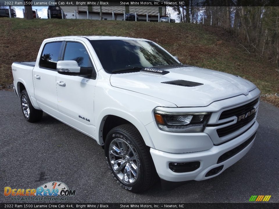 Front 3/4 View of 2022 Ram 1500 Laramie Crew Cab 4x4 Photo #4