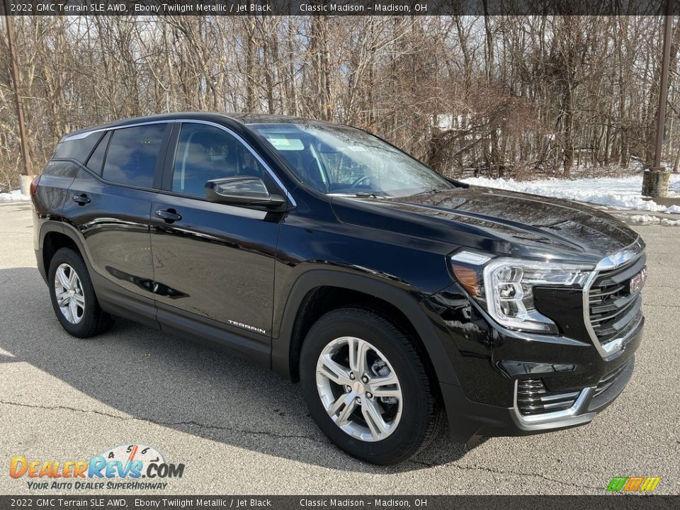 Front 3/4 View of 2022 GMC Terrain SLE AWD Photo #4