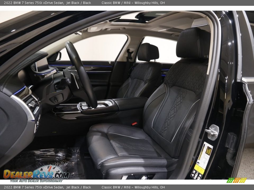 Front Seat of 2022 BMW 7 Series 750i xDrive Sedan Photo #5