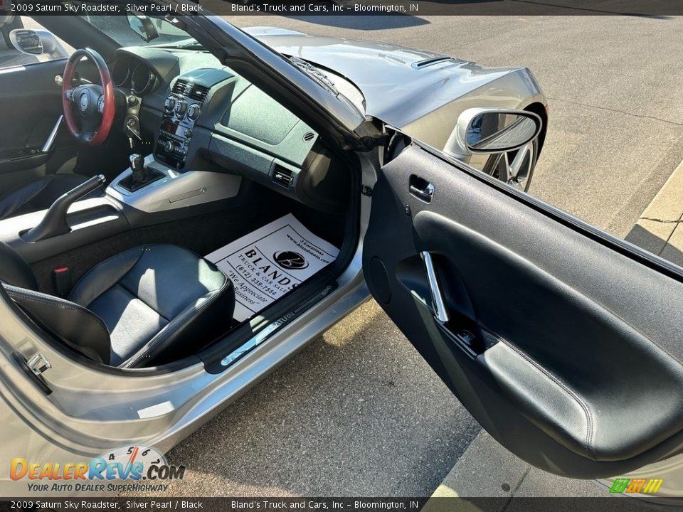 2009 Saturn Sky Roadster Silver Pearl / Black Photo #28