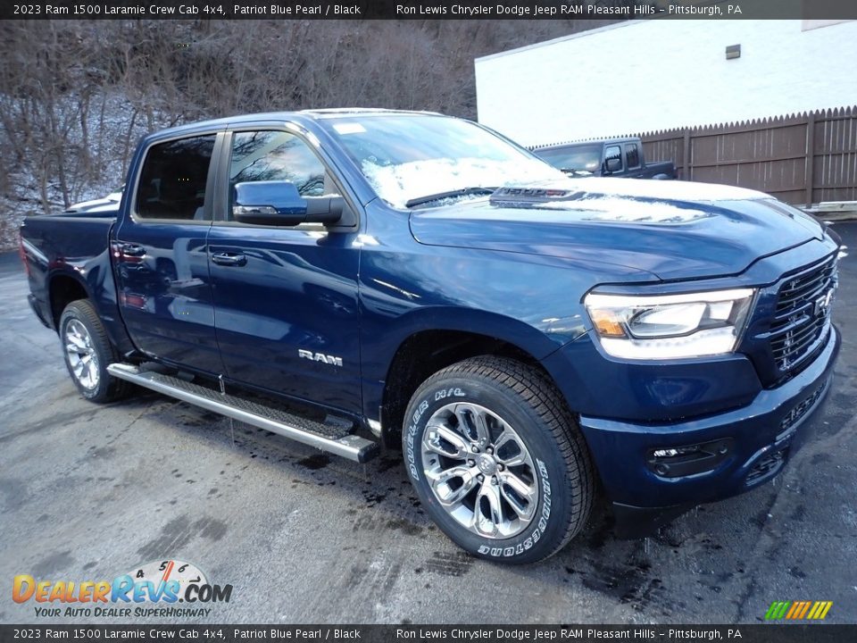 Front 3/4 View of 2023 Ram 1500 Laramie Crew Cab 4x4 Photo #8