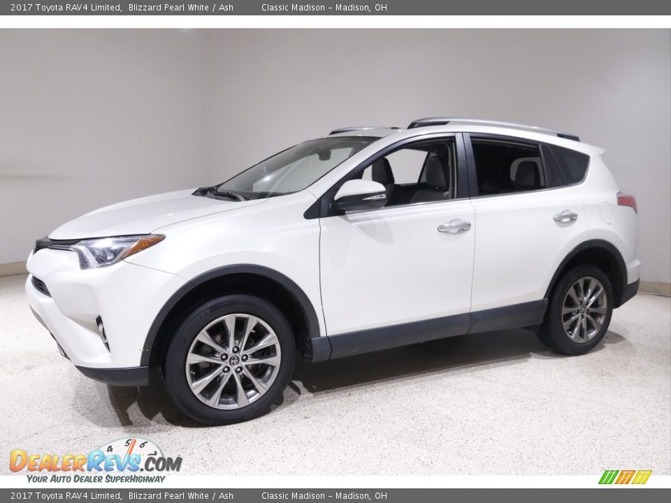 Front 3/4 View of 2017 Toyota RAV4 Limited Photo #3