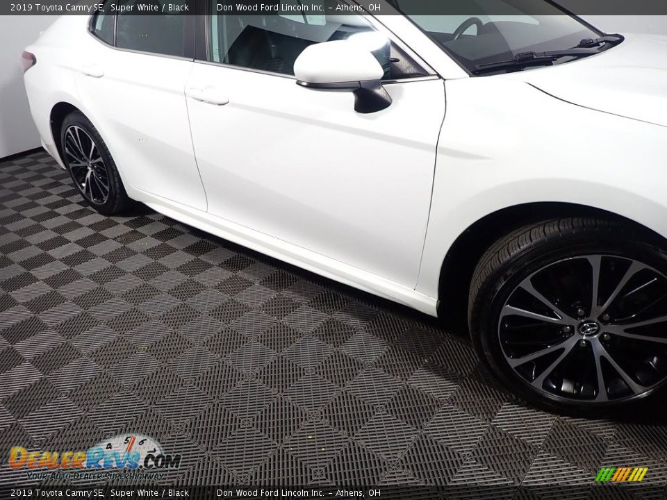 2019 Toyota Camry SE Super White / Black Photo #4