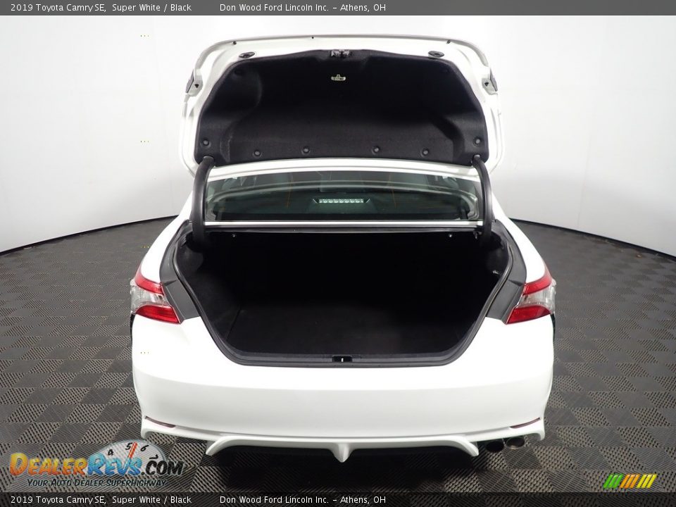 2019 Toyota Camry SE Super White / Black Photo #14