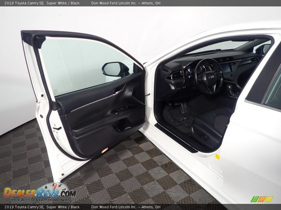 2019 Toyota Camry SE Super White / Black Photo #18