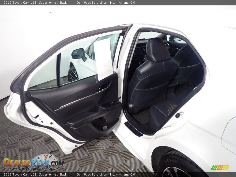 2019 Toyota Camry SE Super White / Black Photo #32