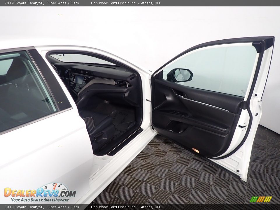 2019 Toyota Camry SE Super White / Black Photo #36