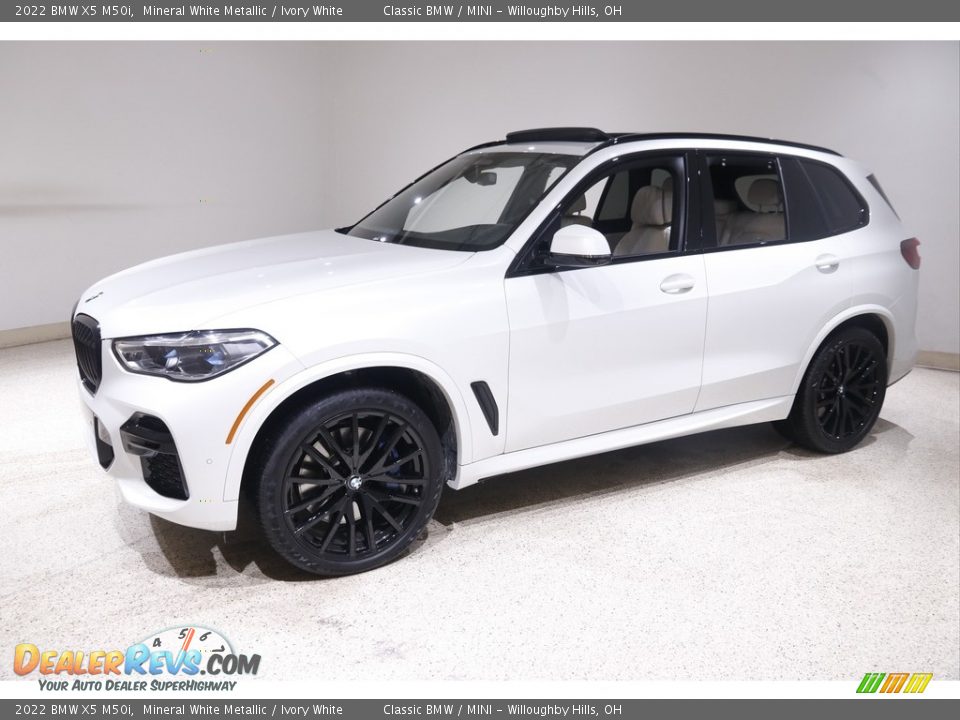 Front 3/4 View of 2022 BMW X5 M50i Photo #3