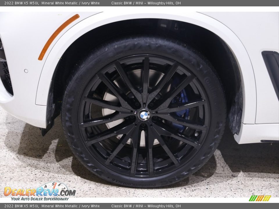 2022 BMW X5 M50i Mineral White Metallic / Ivory White Photo #27