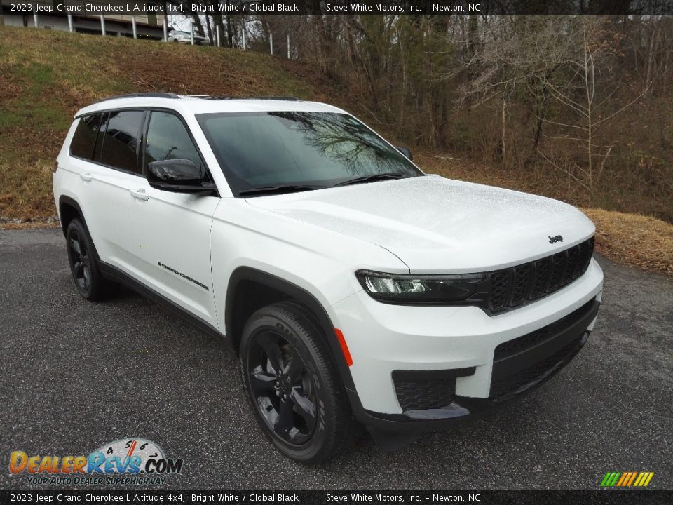 Front 3/4 View of 2023 Jeep Grand Cherokee L Altitude 4x4 Photo #4