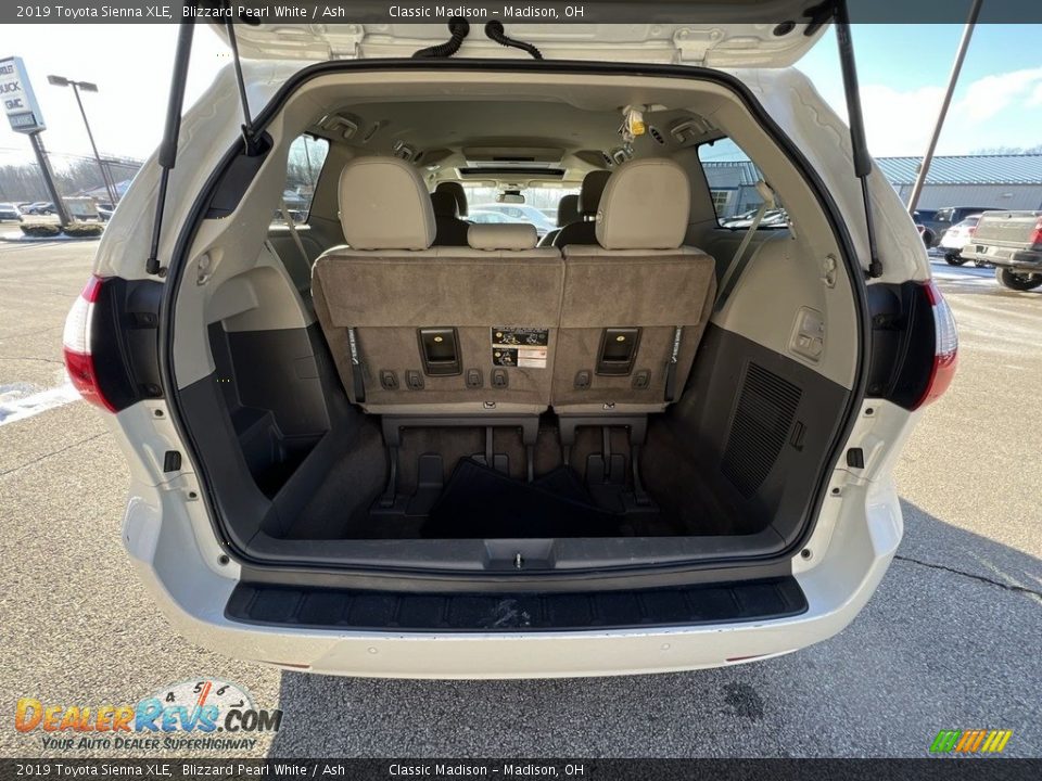2019 Toyota Sienna XLE Blizzard Pearl White / Ash Photo #19