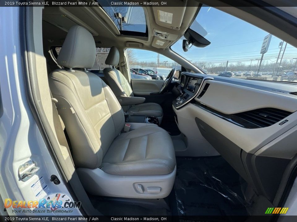 2019 Toyota Sienna XLE Blizzard Pearl White / Ash Photo #20