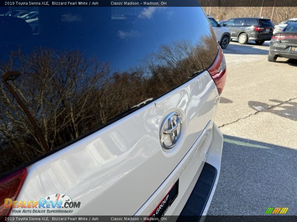 2019 Toyota Sienna XLE Blizzard Pearl White / Ash Photo #22