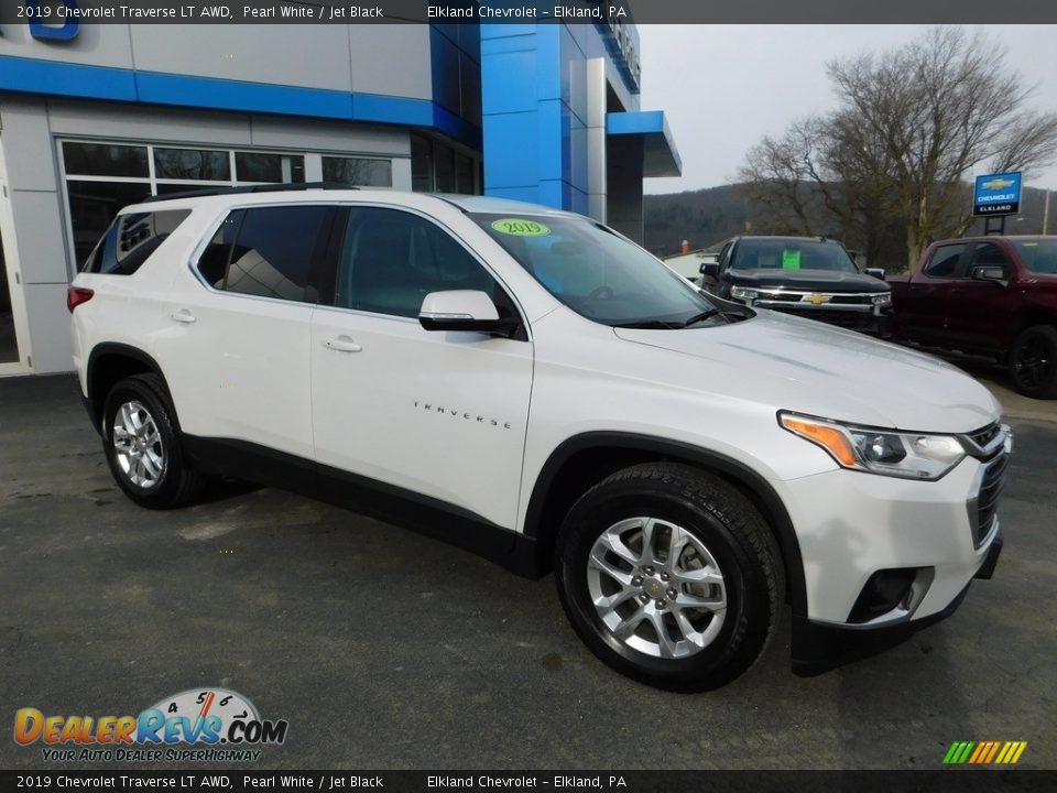 Front 3/4 View of 2019 Chevrolet Traverse LT AWD Photo #5