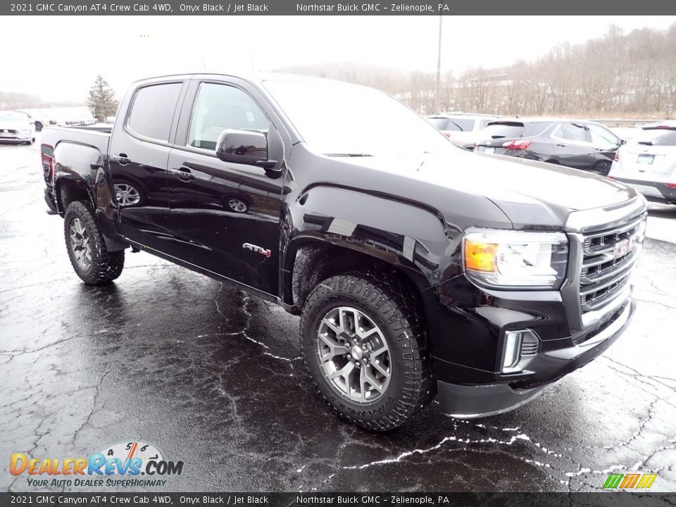 Front 3/4 View of 2021 GMC Canyon AT4 Crew Cab 4WD Photo #9