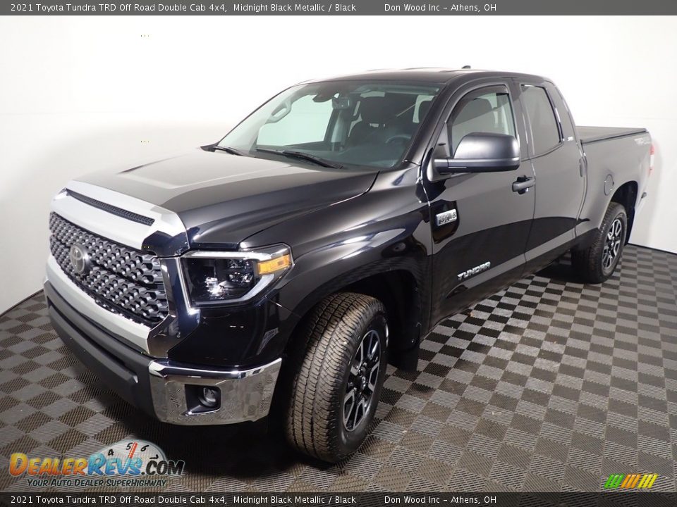 Front 3/4 View of 2021 Toyota Tundra TRD Off Road Double Cab 4x4 Photo #8