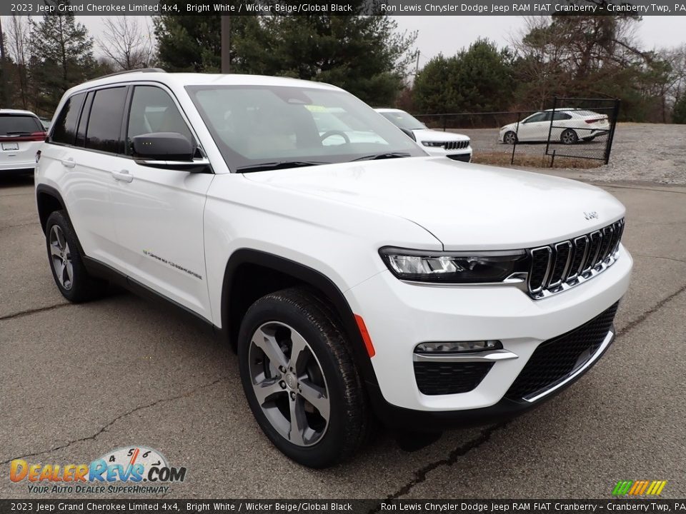 Front 3/4 View of 2023 Jeep Grand Cherokee Limited 4x4 Photo #7