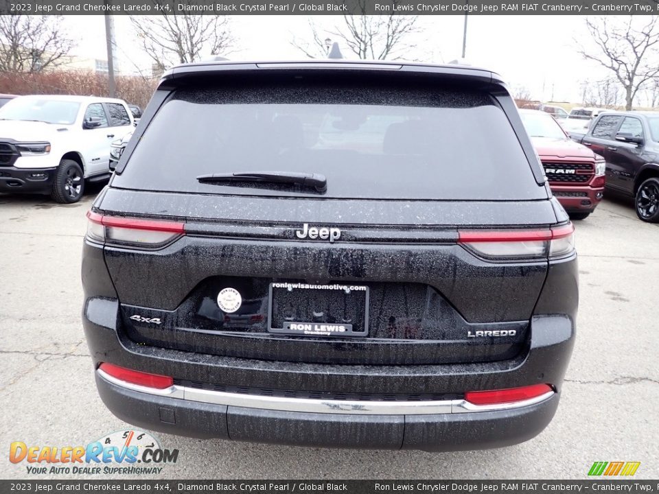 2023 Jeep Grand Cherokee Laredo 4x4 Diamond Black Crystal Pearl / Global Black Photo #4