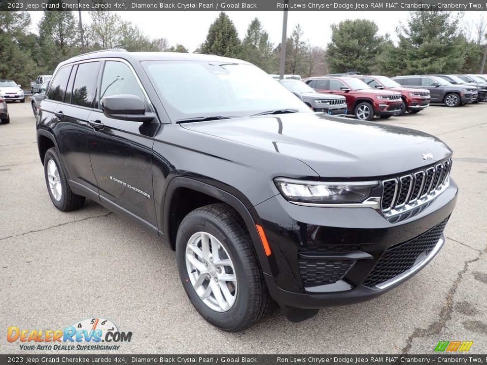 Front 3/4 View of 2023 Jeep Grand Cherokee Laredo 4x4 Photo #7