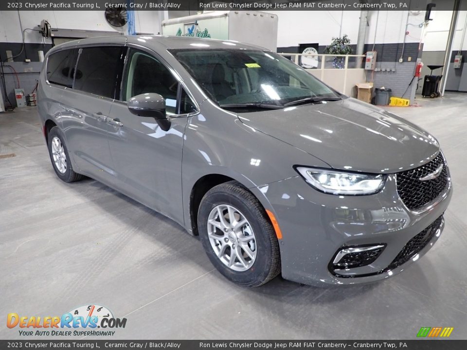 Front 3/4 View of 2023 Chrysler Pacifica Touring L Photo #7