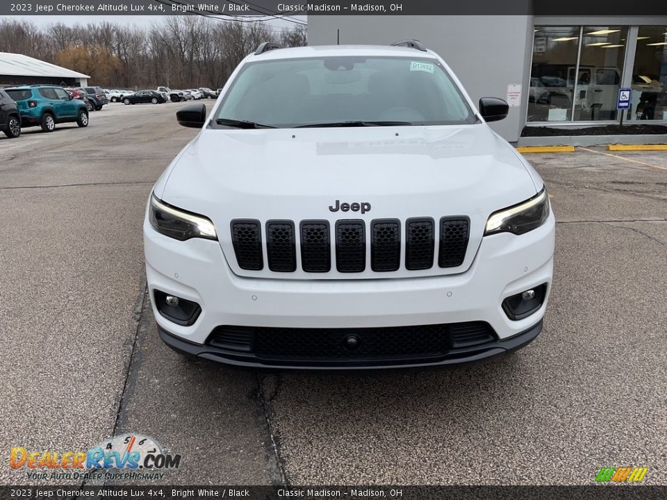 2023 Jeep Cherokee Altitude Lux 4x4 Bright White / Black Photo #2