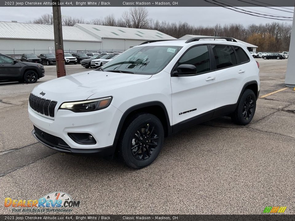 2023 Jeep Cherokee Altitude Lux 4x4 Bright White / Black Photo #3