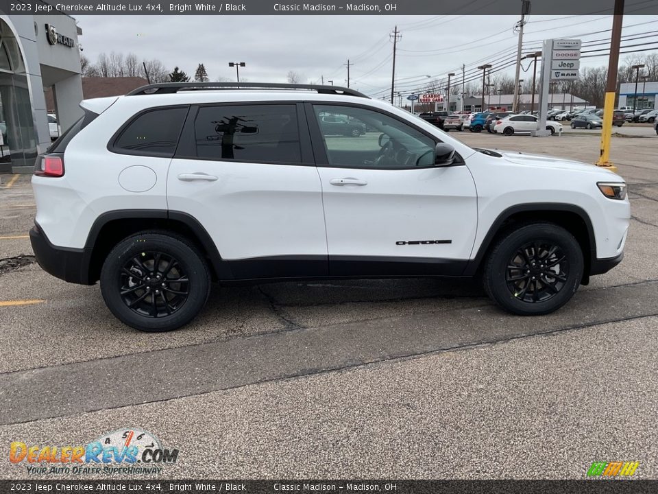 2023 Jeep Cherokee Altitude Lux 4x4 Bright White / Black Photo #5
