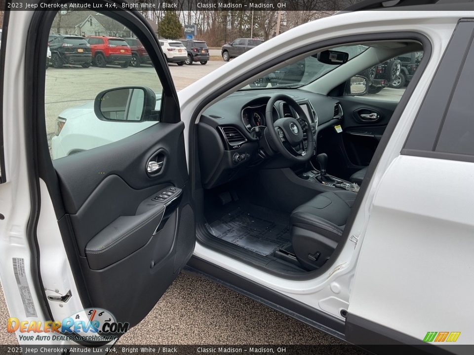 2023 Jeep Cherokee Altitude Lux 4x4 Bright White / Black Photo #8