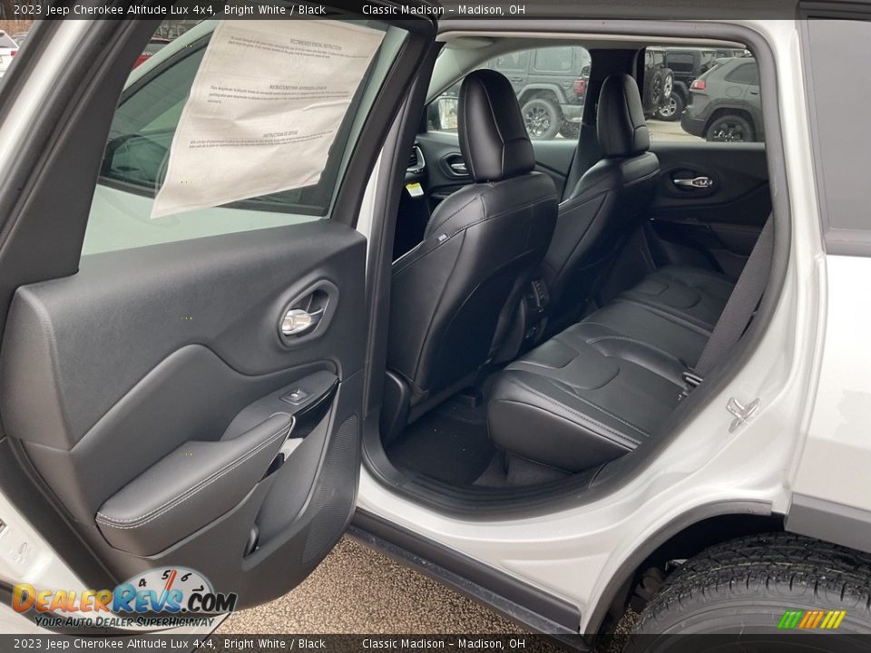 2023 Jeep Cherokee Altitude Lux 4x4 Bright White / Black Photo #9