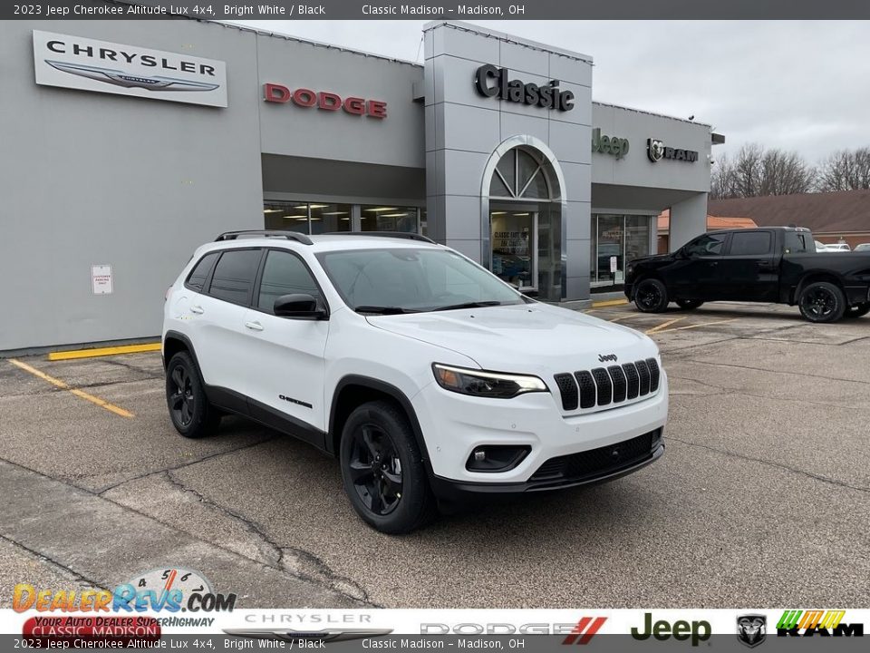 2023 Jeep Cherokee Altitude Lux 4x4 Bright White / Black Photo #1