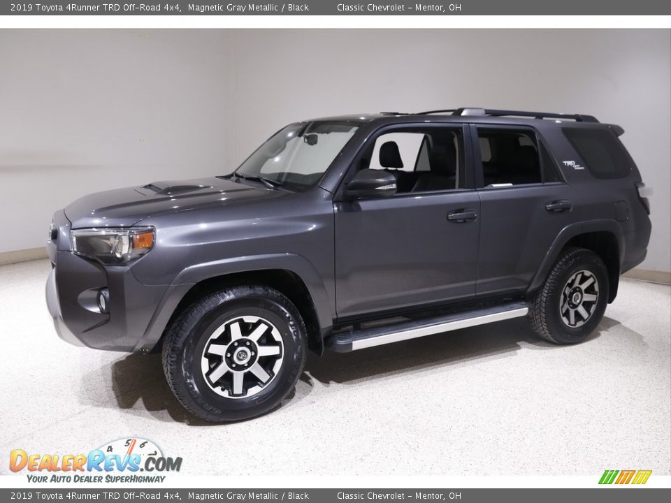 Front 3/4 View of 2019 Toyota 4Runner TRD Off-Road 4x4 Photo #3