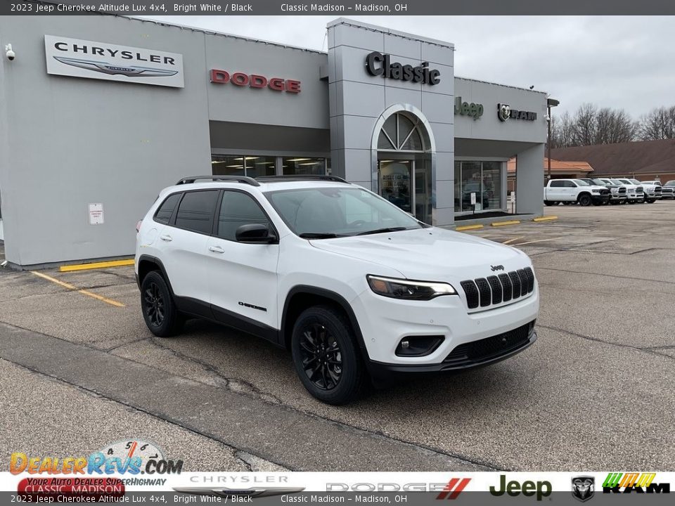 2023 Jeep Cherokee Altitude Lux 4x4 Bright White / Black Photo #1