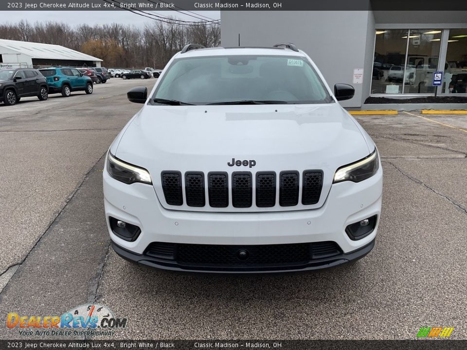 2023 Jeep Cherokee Altitude Lux 4x4 Bright White / Black Photo #2