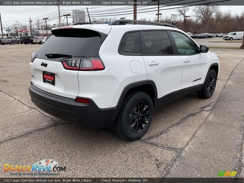 2023 Jeep Cherokee Altitude Lux 4x4 Bright White / Black Photo #4