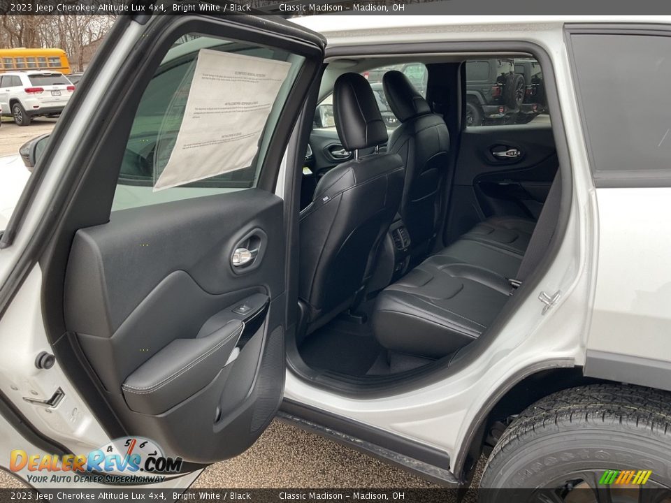 2023 Jeep Cherokee Altitude Lux 4x4 Bright White / Black Photo #9