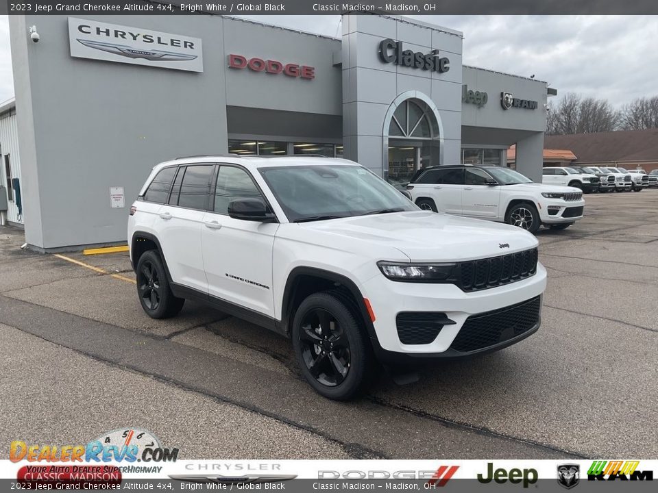 2023 Jeep Grand Cherokee Altitude 4x4 Bright White / Global Black Photo #1