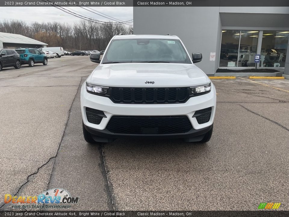 2023 Jeep Grand Cherokee Altitude 4x4 Bright White / Global Black Photo #2