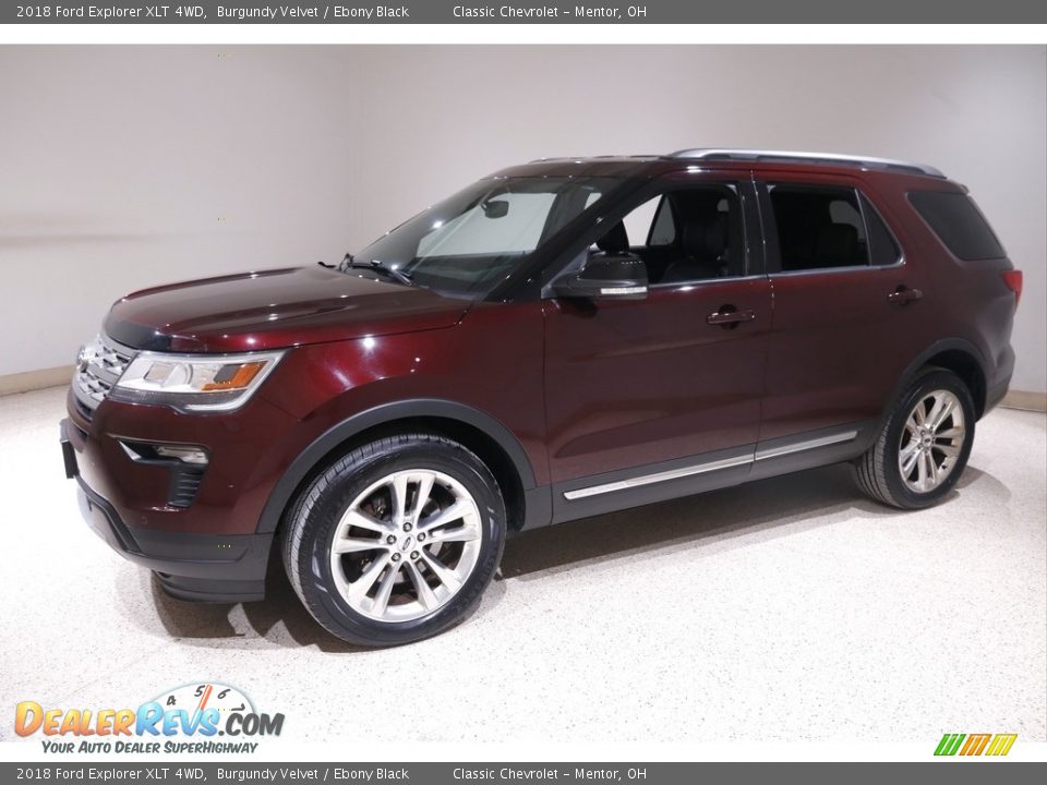 Front 3/4 View of 2018 Ford Explorer XLT 4WD Photo #3