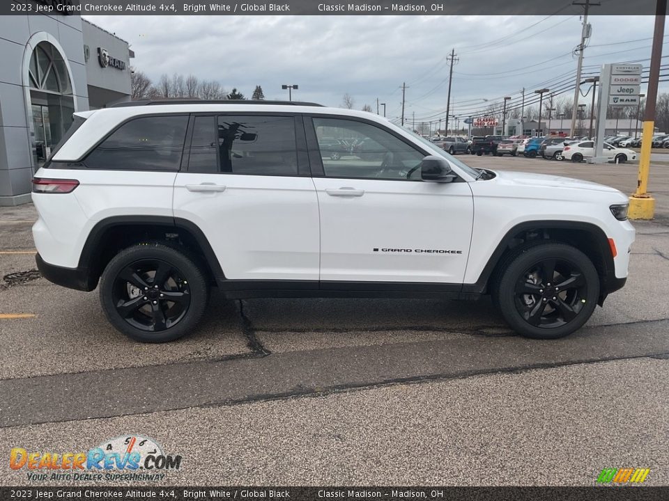 2023 Jeep Grand Cherokee Altitude 4x4 Bright White / Global Black Photo #5