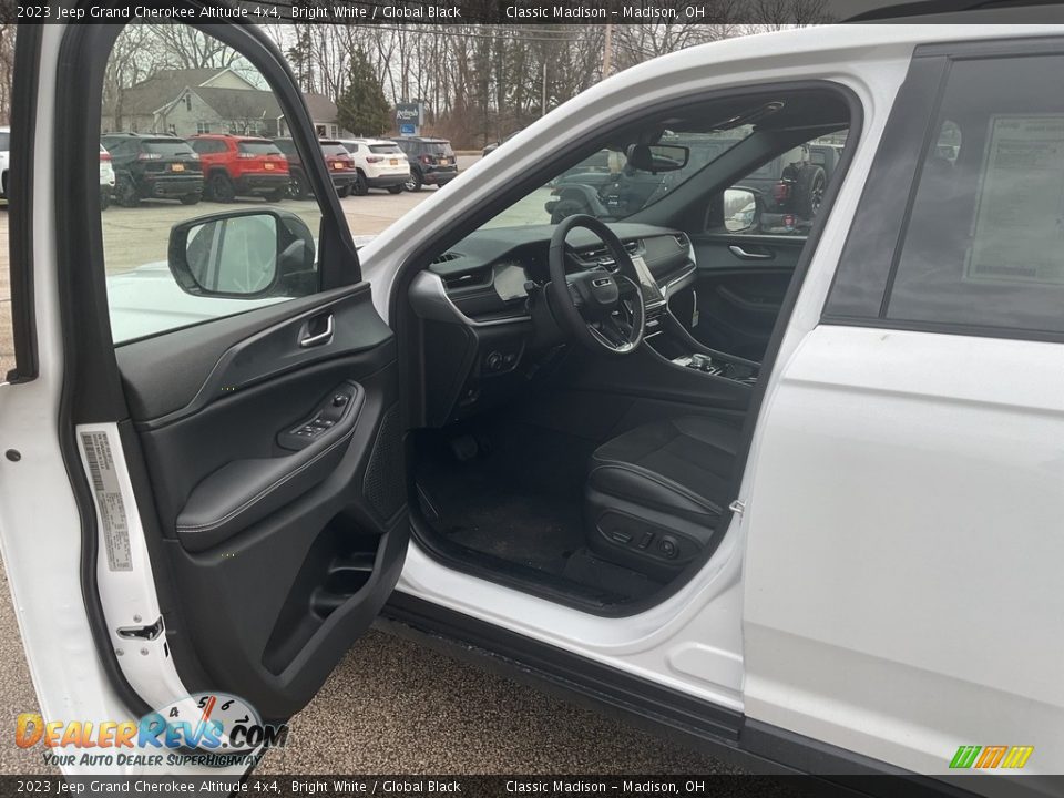 2023 Jeep Grand Cherokee Altitude 4x4 Bright White / Global Black Photo #8