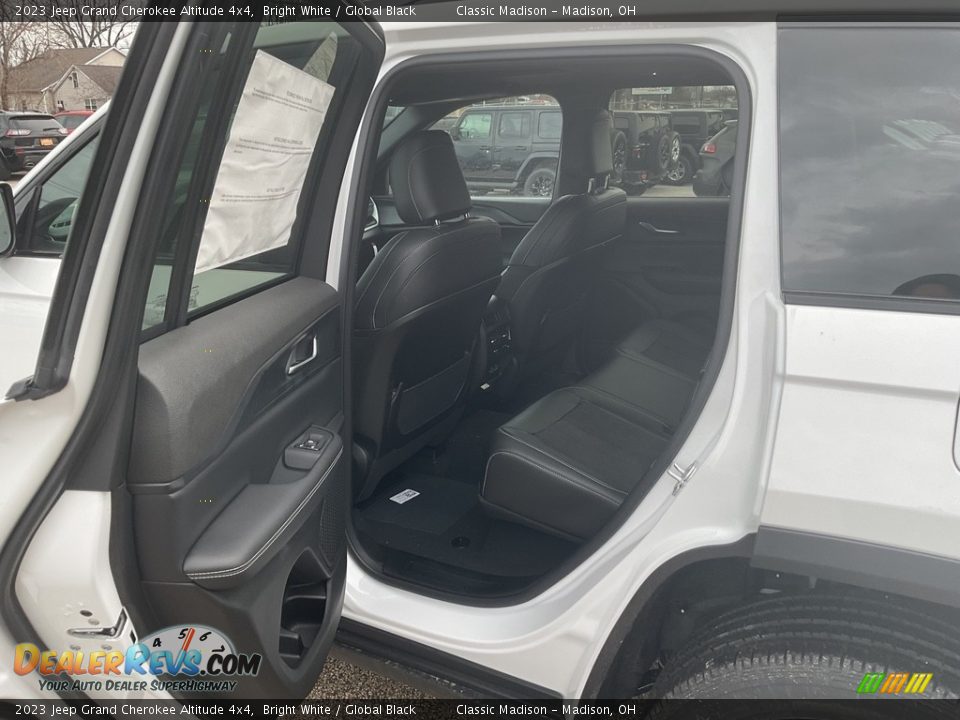 2023 Jeep Grand Cherokee Altitude 4x4 Bright White / Global Black Photo #9