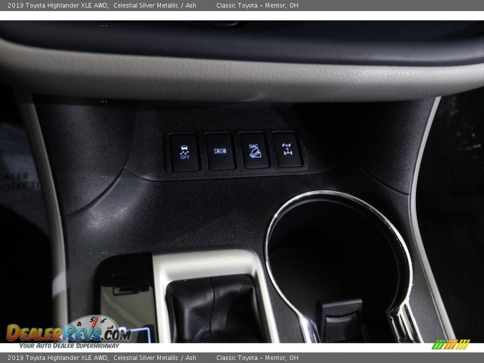 2019 Toyota Highlander XLE AWD Celestial Silver Metallic / Ash Photo #17